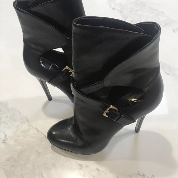 B Brian Atwood Factorium leather bootie Platform heel Size 6.5. buckle detail - Picture 7 of 16